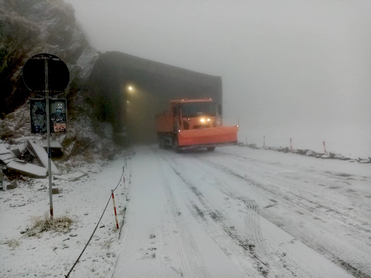 Fotografie ilustrativă pentru: Trafic îngreunat și ninsori abundente pe Transfăgărășan în zona Bâlea Lac