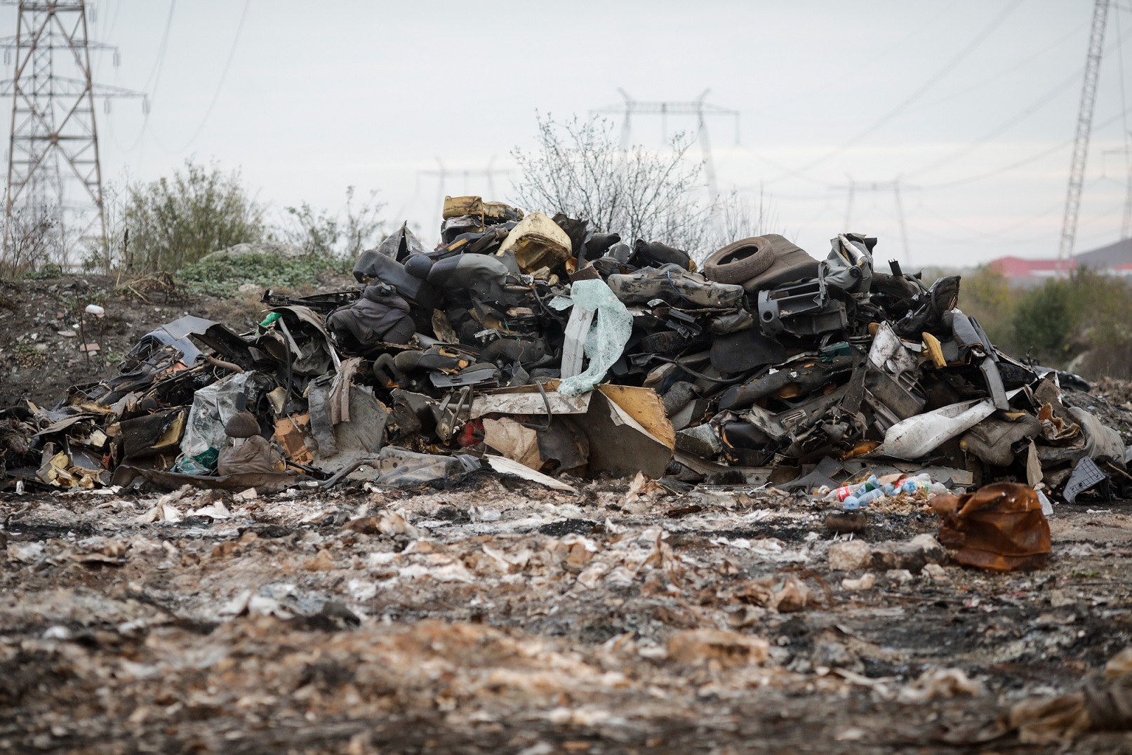 Romanian Environment Ministry clashes with Ilfov authorities over state of alert for Sintești waste burning