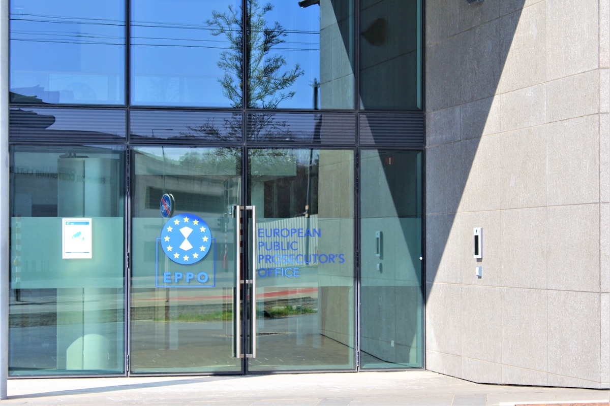 EPPO investigates fraudulent sale of old mobile phones in Romania, 18 other EU states